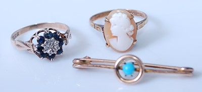 Lot 313 - A 9ct gold carved shell cameo ring, size N;...