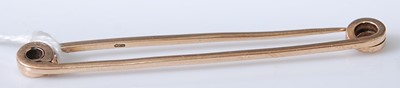 Lot 337 - A 9ct gold safety pin brooch, 3.9g, 6.2cm