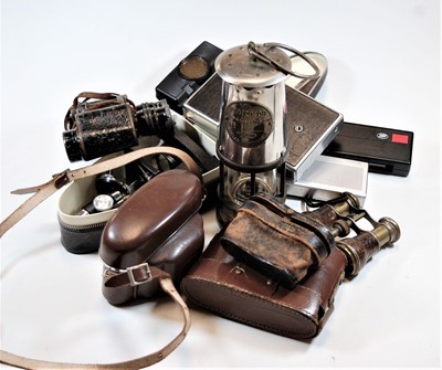Lot 478 - A box of miscellaneous items to include a pair...