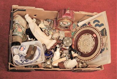 Lot 481 - A box of miscellaneous items to include modern...