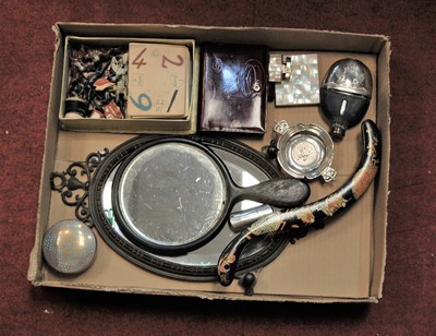 Lot 482 - A box of miscellaneous items to include a...