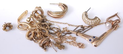 Lot 367 - Assorted git metal and yellow metal wares...