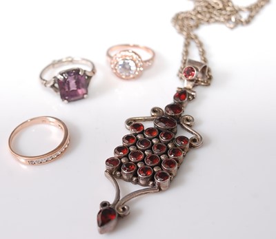 Lot 370 - Costume jewellery to include garnet set white...