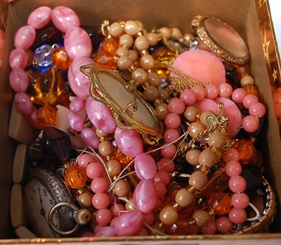 Lot 385 - A small quantity of costume jewellery to...