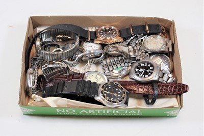 Lot 500 - A gents Seiko 5 automatic steel cased wrist...