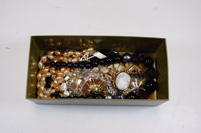 Lot 502 - A small collection of miscellaneous costume...
