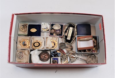 Lot 505 - A small collection of miscellaneous items to...