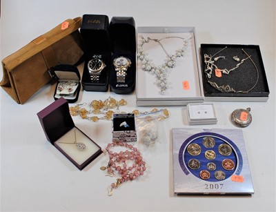 Lot 518 - A box of miscellaneous items to include a...