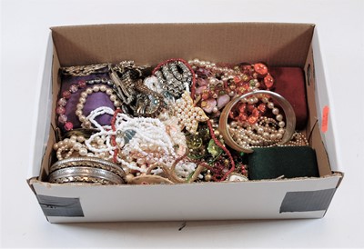 Lot 521 - A box of mainly modern costume jewellery to...