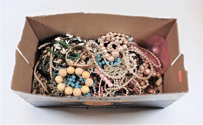 Lot 522 - A box of miscellaneous modern costume...