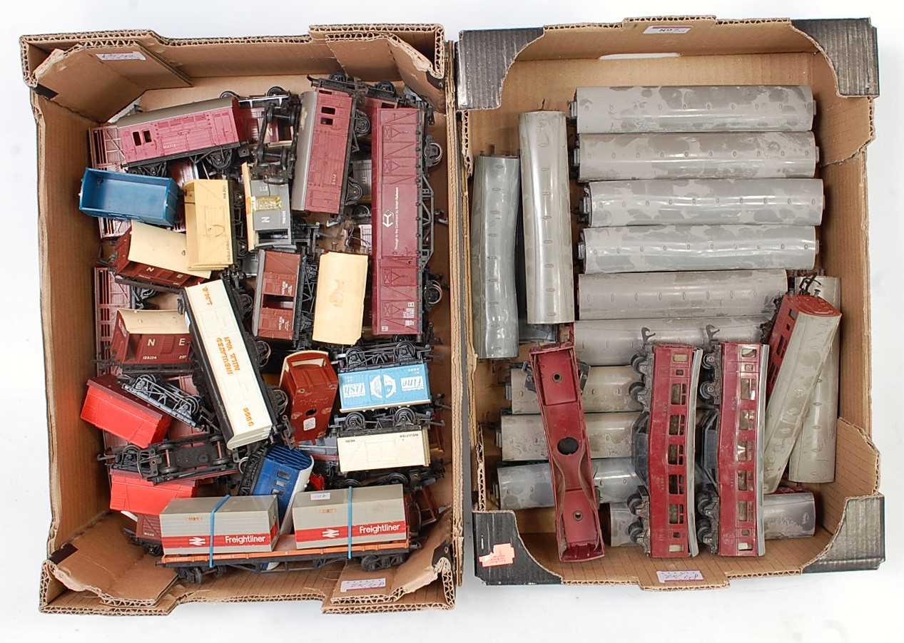 Lot 897 - Two small trays containing approx 17 early...