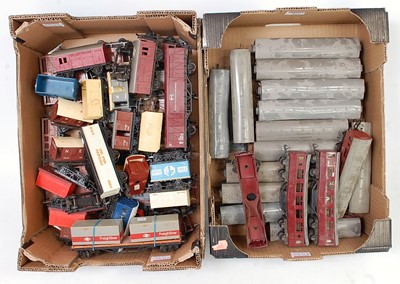 Lot 897 - Two small trays containing approx 17 early...