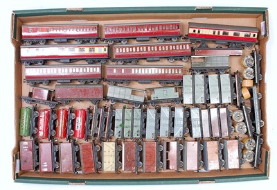 Lot 905 - Tray containing 40+ D1 wagons, a good...