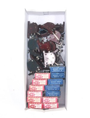 Lot 907 - Thirteen boxed, 18 loose D1 maroon switches (G-...