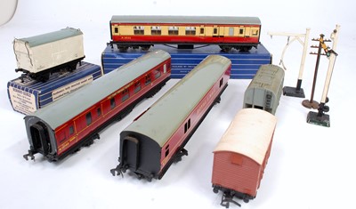 Lot 915 - Various Hornby Dublo items D22 br/2nd, D12...