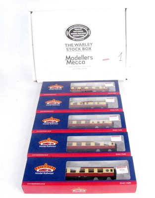 Lot 924 - Five Bachmann LMS porthole coaches 39-450,...