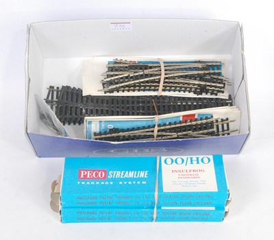 Lot 939 - Thirteen Peco Streamline and 12 Setrack...