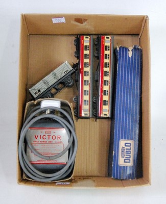 Lot 935 - Mixed model railways 2 Hornby D12 coaches (F),...