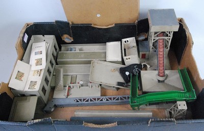 Lot 994 - Tray containing parts for Trix Manyways...
