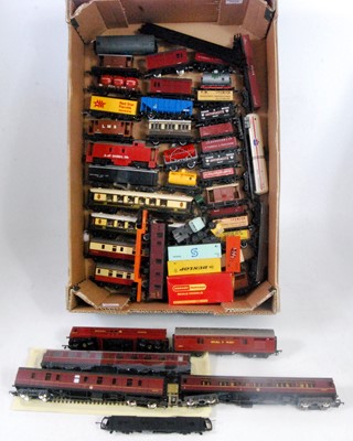 Lot 1028 - tray containing 10 coaches, 30+ wagons by...