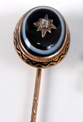 Lot 1265 - A yellow metal banded agate and diamond...