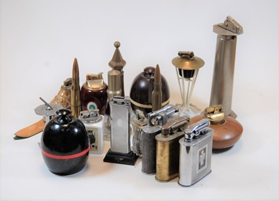 Lot 278 - A box of miscellaneous table lighters to...