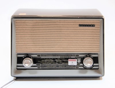 Lot 5 - A 1950s Phillips Wireless receiver in black...