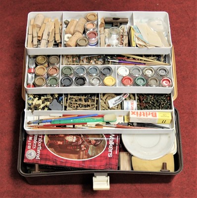 Lot 72 - A collection of artists equipment in a...