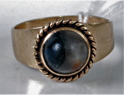 Lot 304 - A 9ct gold and cabochon moonstone set ring,...