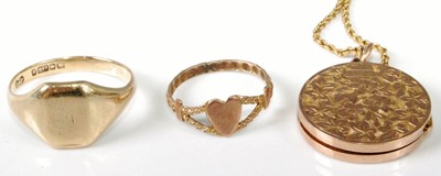 Lot 315 - A gent's 9ct gold signet ring, size T;...