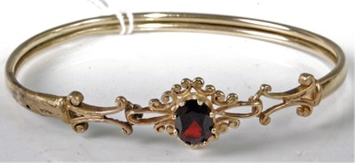 Lot 317 - A yellow metal and garnet set hinged...