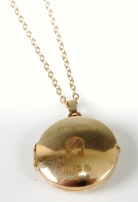 Lot 320 - A modern 9ct gold picture locket, on finelink...