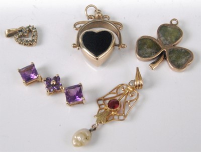 Lot 333 - A modern 9ct gold and amethyst set lozenge...