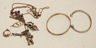 Lot 427 - Assorted silver and white metal costume...