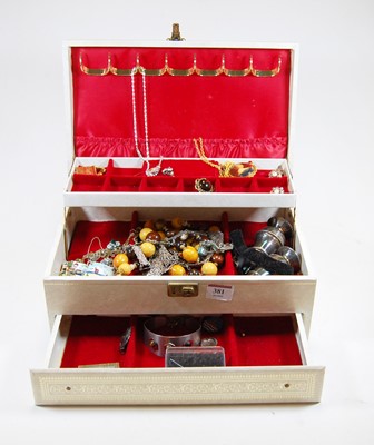 Lot 381 - A fitted jewellery box and contents, to...