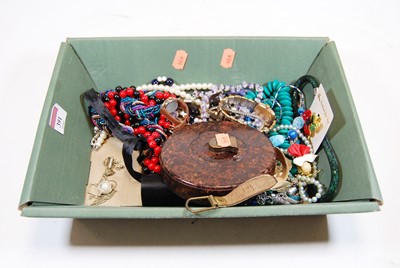 Lot 391 - A tray of assorted costume jewellery, to...