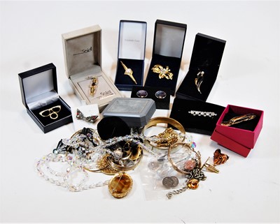 Lot 397 - A box of assorted costume jewellery, to...