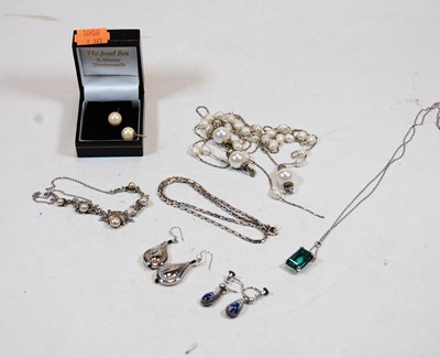 Lot 367 - A small collection of costume jewellery to...