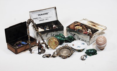 Lot 371 - A small collection of miscellaneous items to...