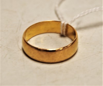 Lot 345 - A 22ct gold wedding band, 6g