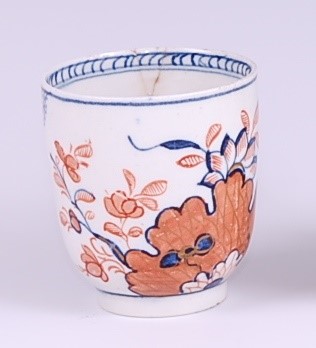 Lot 1046 - A Lowestoft porcelain coffee can, decorated in...