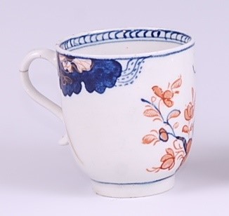 Lot 1046 - A Lowestoft porcelain coffee can, decorated in...