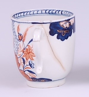 Lot 1046 - A Lowestoft porcelain coffee can, decorated in...