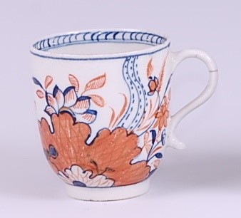 Lot 1046 - A Lowestoft porcelain coffee can, decorated in...