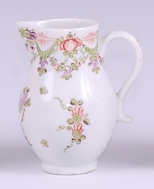 Lot 1047 - A Lowestoft porcelain sparrow-beak cream jug,...