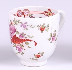 Lot 1048 - A Lowestoft porcelain coffee can, polychrome...
