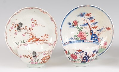 Lot 1044 - A Lowestoft porcelain tea bowl on stand, ...
