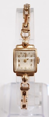Lot 2511 - A 9ct yellow gold lady's manual wind Accurist...