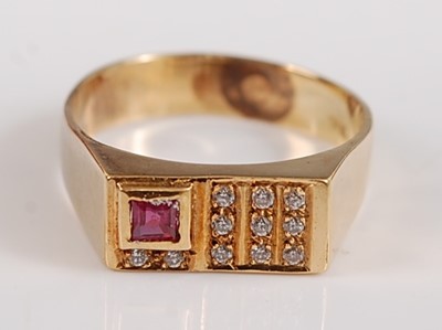 Lot 2514 - A yellow metal rectangular signet ring, the...
