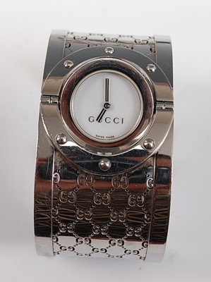 Lot 2517 - A lady's stainless steel Gucci 'Twirl' bangle...